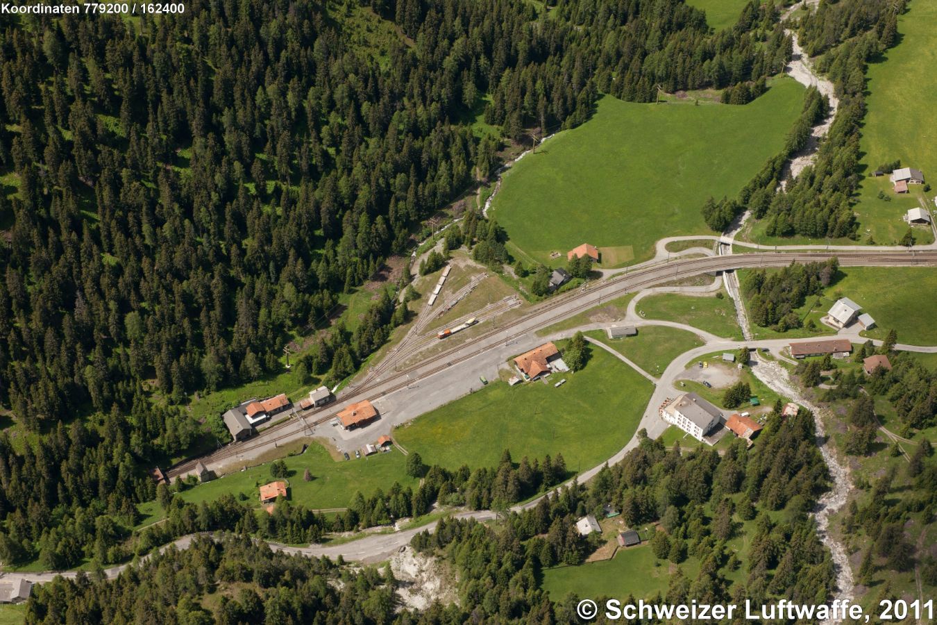 Preda, Tunneleinfahrt links im Bild